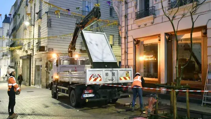 Nantes Métropole a décidé de supprimer l'ensemble des panneaux d'affichage de 12 m², la moitié des panneaux de 8 m², et d'abandonner l'installation de tout nouveau panneau publicitaire numérique. © Rodolphe Delaroque