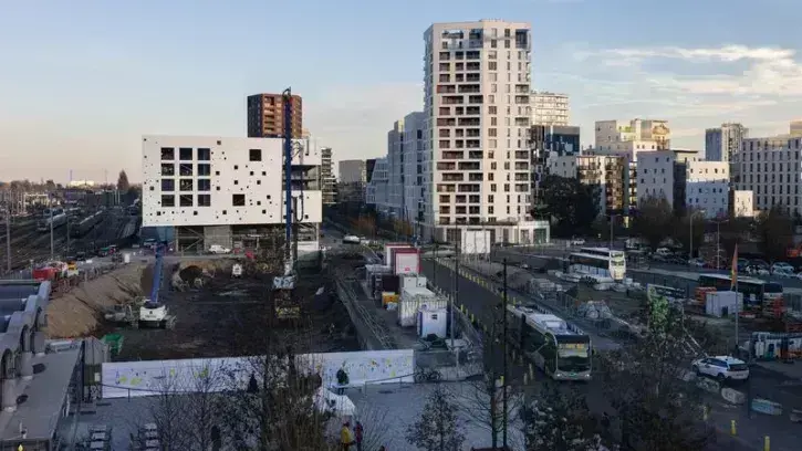 Le futur pôle d'échanges multimodal prendra place au bout du parvis piétonnier, dans le prolongement des bâtiments voyageurs. © Jean-Félix Fayolle pour Nantes Métropole Aménagement