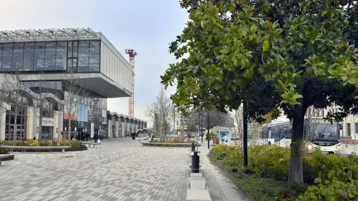 Plus végétalisée, l'entrée sud de la gare comptera, à terme en 2025, 3550 m² d'espaces verts et 210 arbres, contre 110 auparavant. © Rodolphe Delaroque pour Nantes Métropole