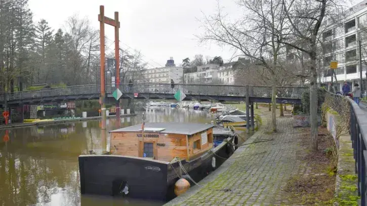 La passerelle d'accès à l'île de Versailles par la rive droite de l'Erdre est fermée de février à mai 2025, le temps de rénover cet ouvrage piéton construit en 1987. © Rodolphe Delaroque