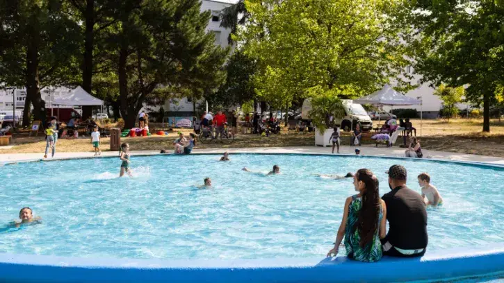 L'association Paq La Lune organise pendant l'été différents temps festifs et ludiques autour des pataugeoires des quartiers populaires. © JF Fayolle pour Nantes Métropole.