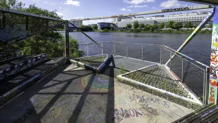 Créée en 2018, la Pêcherie est une création unique et originale conçue dans le cadre du projet d’aménagement des berges nord de l’île de Nantes. Libre d’accès, cet espace atypique de 40 m², construit au plus près de l’eau, offre un point de vue remarquabl
