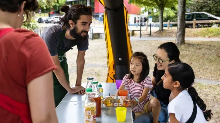 L'association « Les petits débrouillards » propose des ateliers sur la science dans les quartiers nantais. © Jean-Félix Fayolle