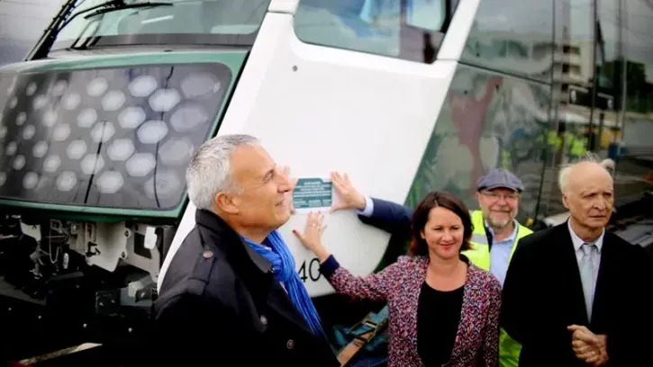 Bertand Affilé, vice-président de Nantes Métropole, Johanna Rolland, maire de Nantes et présidente de Nantes Métropole, Pascal Bolo, président de la Semitan et Pascal Moyon, conducteur expérimenté, ont apposé une plaque pour commémorer la livraison de la 