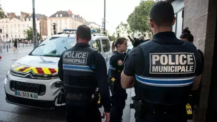 Un vendeur de cigarettes à la sauvette est contrôlé à la croisée des tramways, en compagnie de la police nationale. « Sur l'hyper-centre ville, nous devons faire face à du trafic de médicaments, de cigarettes et un phénomène d'alcoolisation », explique No