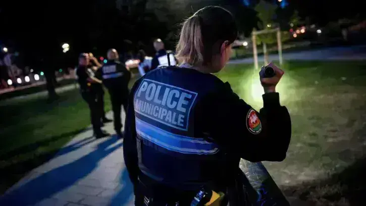Quartier Feydeau, musique à fond, une vingtaine d'individus s'alcoolisent. Ces comportements «  génèrent beaucoup de nuisances sonores », explique Noémie. Les forces de l'ordre le font immédiatement cesser. © Tim Fox