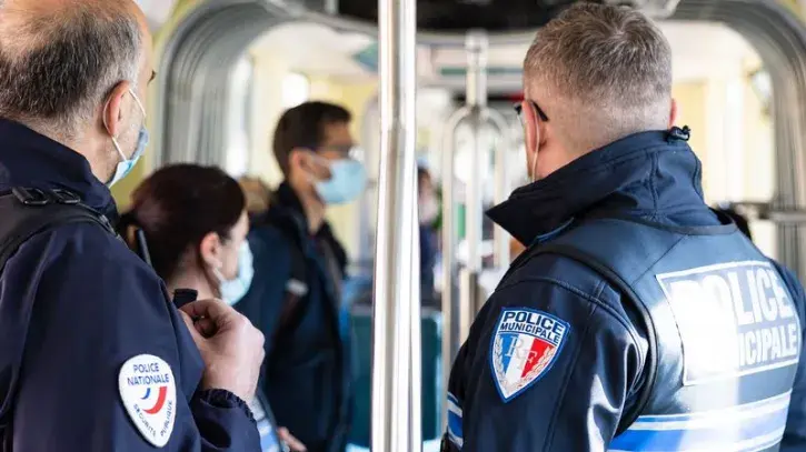 Une patrouille commune police nationale-police municipale dans le tramway. © Jean-Félix Fayolle
