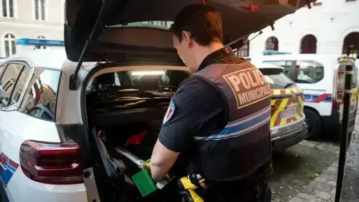 Avant de quitter la Manufacture des tabacs, siège de la police municipale, les policiers vérifient le matériel à disposition dans les véhicules : éthylotests et défibrillateur notamment. « Ce dernier nous a déjà permis de sauver des vies après des malaise