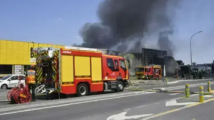 Les sapeurs-pompiers interviennent sur un incendie route de Vannes, à Orvault, en juin 2023. © Rodolphe Delaroque