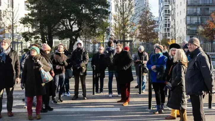 Tout autour, le quartier du Pré-Gauchet a été profondément transformé. L'urbaniste Gérard Pénot lors d'une balade urbaine avec les habitants, samedi 10 décembre. © Jérémy Lusseau pour Nantes Métropole Aménagement