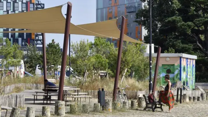 Dans le cadre de la promenade verte qui reliera bientôt l'Erdre à la Loire, 1 000 m² d'espaces végétalisés ont été créés au printemps 2024 sur les quais du canal Saint-Félix. © Rodolphe Delaroque