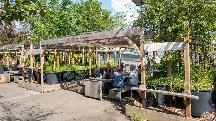 La pépinière éphémère de Quai des plantes a été aménagée en 2018 pour offrir une promenade verte de 600 mètres entre le pont Anne-de-Bretagne et la gare maritime, avant-goût de la transformation du quai de la Fosse.