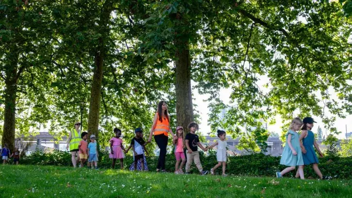 La randonnée hebdomadaire fait partie du programme scolaire à l'école maternelle Henri Bergson. Ici, des élèves en sortie le mercredi 26 juin sur l'île de Nantes. © Loïc Gatteau pour Nantes Métropole