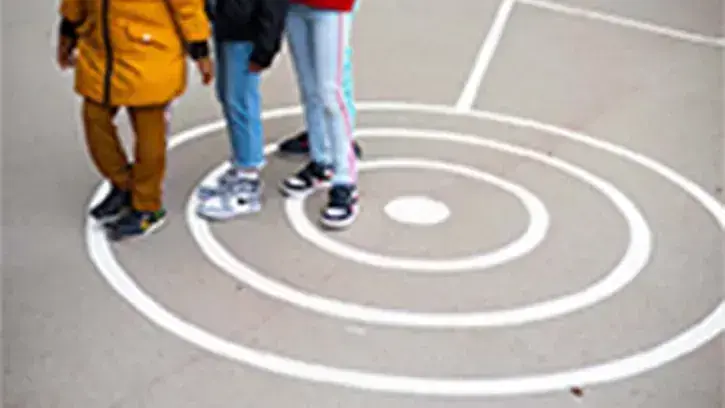 Des jeux ont été tracés au sol.