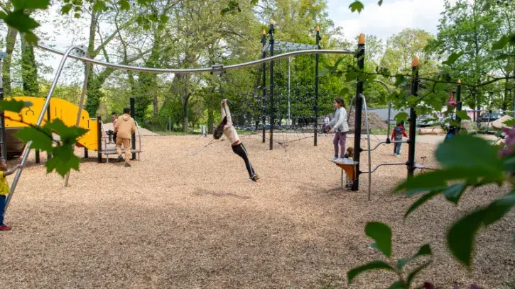 L'Aire de jeux Renoir aux Dervallières, réaménagement réalisé en concertation ateliers participatifs "Dessine-moi un square" Collectif La Luna enfants habitants, rue Auguste-Renoir aux Dervallières © Loïc Gatteau pour Nantes Métropole.