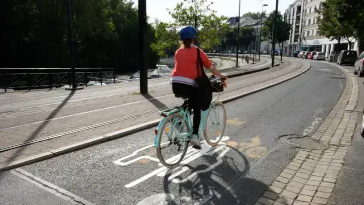 Avec un vélo bien révisé et un équipement adapté, vous êtes sûr de pédaler en toute sérénité. © Patrick Garçon / Nantes Métropole.