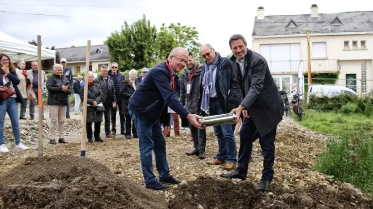 Promoteur, architectes et élus étaient réunis vendredi 17 mai pour enfouir une capsule temporelle, incluant des documents relatifs au programme et le journal du jour, sur le site. Elle témoigne de l'histoire du projet. © Romain Boulanger