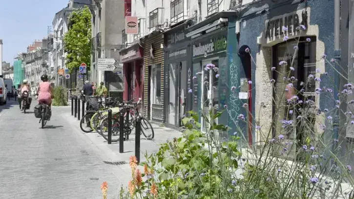 Cette voie commerçante, qui débouche sur la place Viarme, a fait l'objet d'un réaménagement dans le cadre de la démarche de coconstruction « Viarme pour tous ». CRédit : Rodolphe Delaroque