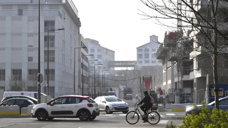 La rue des Marchandises est ouverte dans les deux sens pour les cyclistes et les piétons, uniquement dans le sens nord-sud pour les automobilistes en raison des travaux. © Rodolphe Delaroque