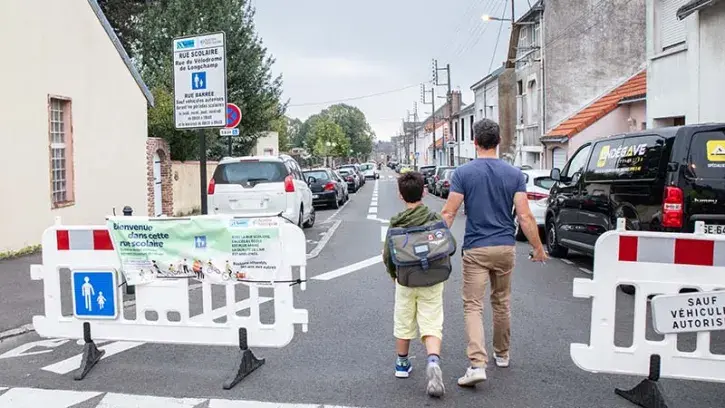 Tous les matins pendant 30 minutes, cette barrière provisoire ferme la rue du Vélodrome de Longchamp. © Céline Jacq pour Nantes Métropole