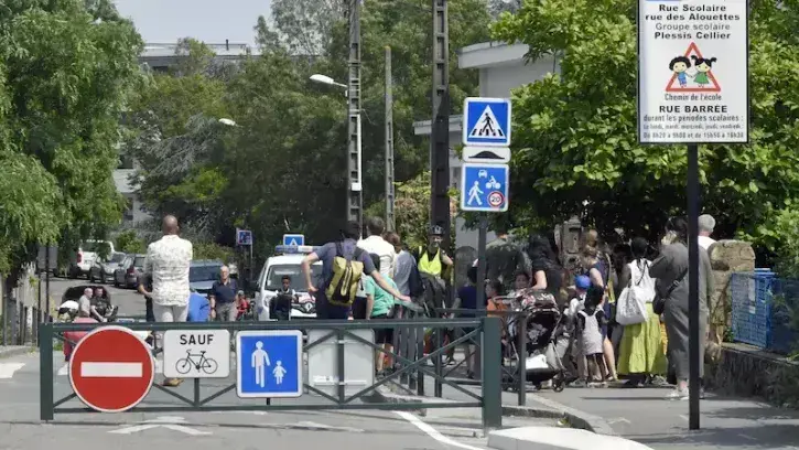 Les barrières permettent de fermer temporairement la rue aux voitures pour des entrées ou sorties d'école plus tranquilles. ©Rodolphe Delaroque