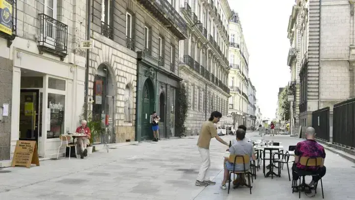 Les piétons sont prioritaires et trois commerces déploient leurs terrasses. © Rodolphe Delaroque pour Nantes Métropole