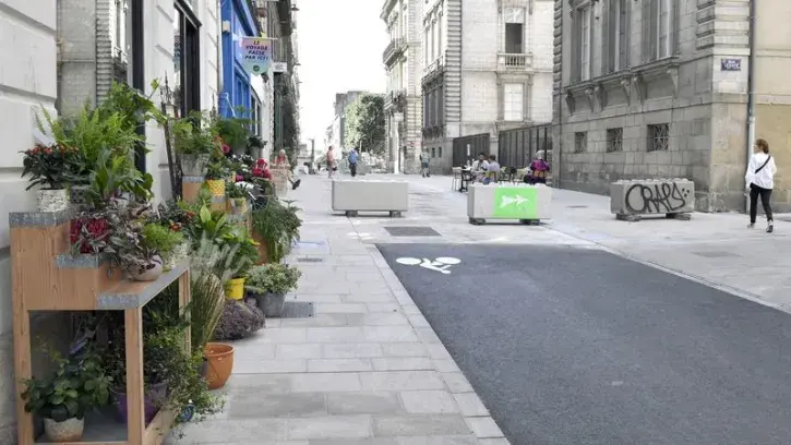 Transformée de façade à façade jusqu'au parvis du Muséum, la rue Voltaire fonctionne désormais en zone de rencontre, limitée à 20 km/h. © Rodolphe Delaroque pour Nantes Métropole
