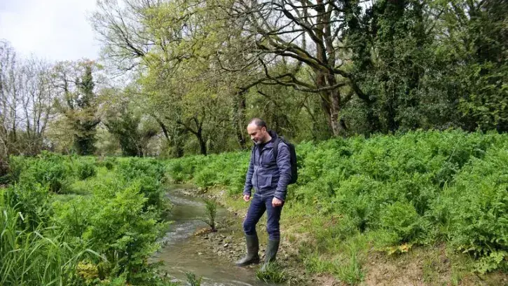 Damien Linard est technicien milieux aquatiques à la direction du cycle de l'eau à Nantes Métropole. © Romain Boulanger