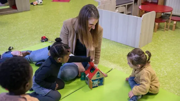 Chloé Bienvenu joue avec les jeunes enfants pour s'assurer de leur bon développement. © Céline Jacq
