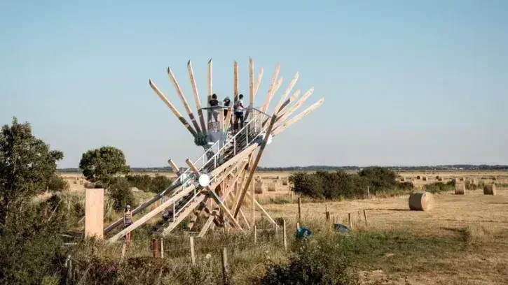 Sémaphores de l'artiste Vincent Mauger. Dans l'esprit de la collection Estuaire du Voyage à Nantes, cinq exemplaires de cette œuvre rythment les parcours cyclables entre Nantes et Saint-Nazaire, offrant différentes « vues sur Loire » et le territoire. © P