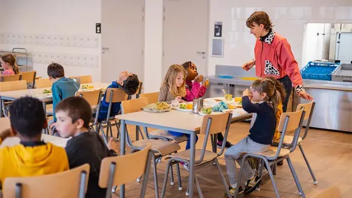 Les petites groupes se constituent par affinités, sous le regard des animateurs de Léo Lagrange ouest.