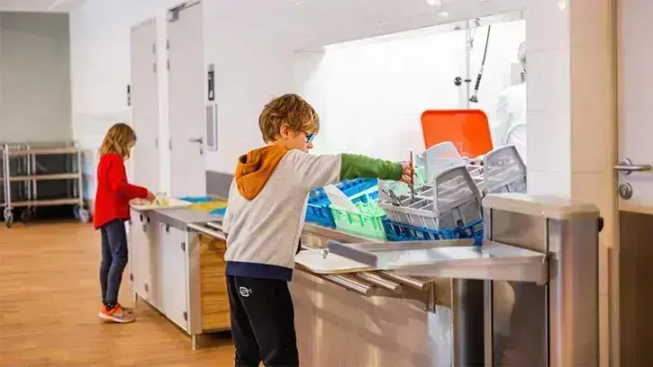 Une fois le repas terminé, les enfants se chargent eux-mêmes de débarrasser leurs plateaux.