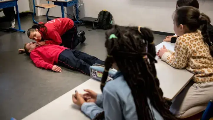 La police municipale présente son métier aux élèves d'une classe de CE1 à l'école Henri-Bergson. © Garance Wester