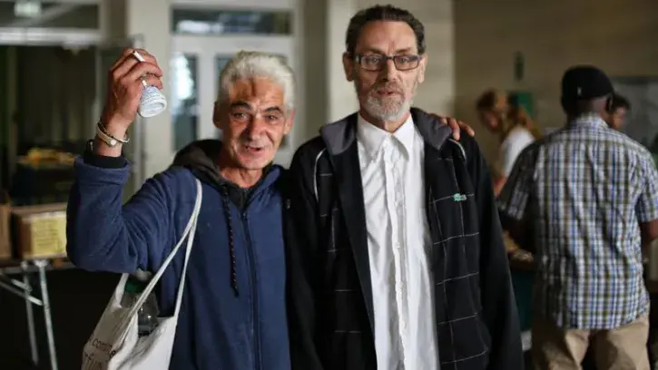 Roberto et un membre de l'équipe de Solidair'été.