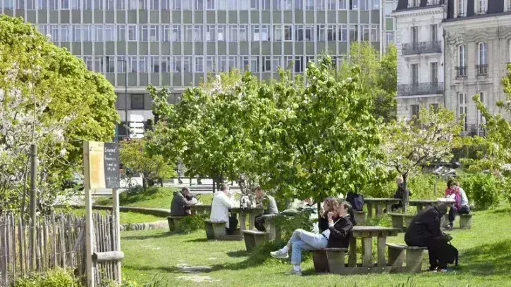 Depuis 2012, une douzaine de « stations gourmandes » dans le centre ville et les quartiers nantais permettent de pique-niquer et de cueillir fruits et plantes aromatiques. © Rodolphe Delaroque