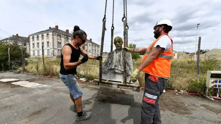 L'œuvre de 3,5 tonnes signée Max Blondat et Paul Landowski a quitté son piédestal en pierre, jeudi 20 juillet 2023, pour la deuxième fois en près d'un siècle.  © Marc Roger pour Nantes Métropole
