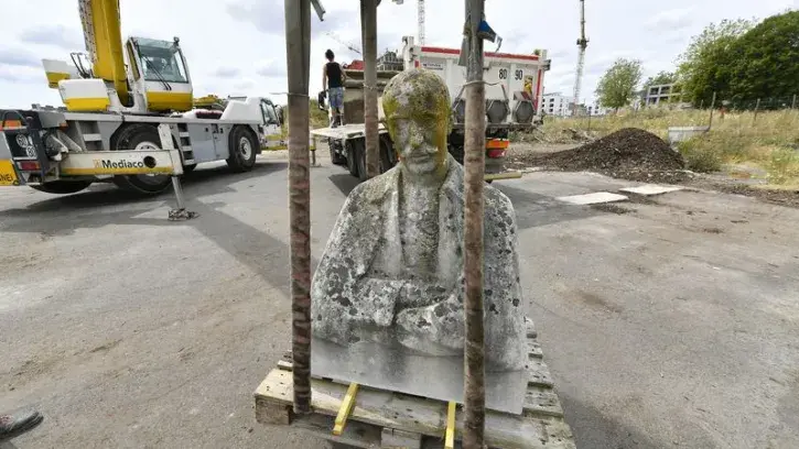 Le Général Buat trône à l'entrée de la caserne Mellinet depuis 1932. Restaurée, sa statue sera réinstallée au mois d'octobre, à la livraison des travaux de la place du 51e Régiment d'artillerie.