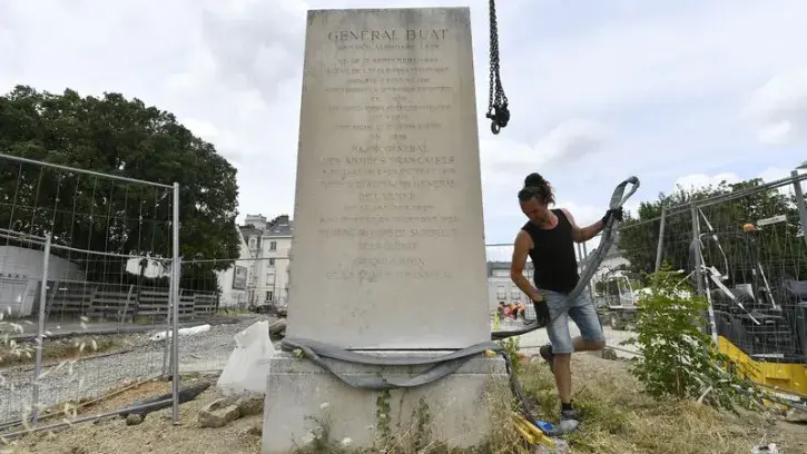 Le socle de la statue n'avait jamais fait l'objet de fondation, sa dépose était indispensable dans le cadre des travaux de réaménagement de la place du 51e Régiment d'artillerie. © Marc Roger pour Nantes Métropole