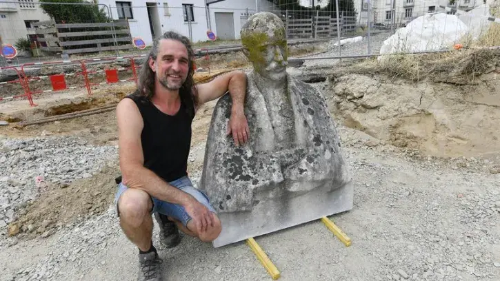 Le tailleur de pierre Pierre Bertrand a supervisé la dépose de la statue.  Encrassée, avec des coulures grises dues à la poussière et à la pollution, elle sera restaurée avant sa réinstallation. © Marc Roger pour Nantes Métropole