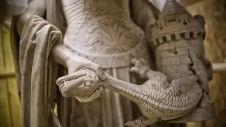 Les 4 statues représentants les vertus cardinales ont été démontées : ici celle évoquant la Force. © Romain Boulanger