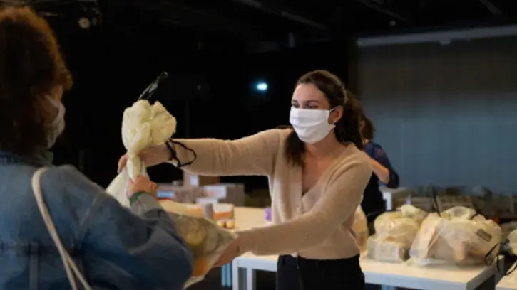 L'association distribue chaque lundi 120 paniers de denrées alimentaires et produits d'hygiène (crédit photo : Jean-Félix Fayolle pour Nantes Métropole)