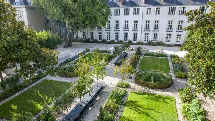 Les tablées monumentales des jardins de l'hôtel-de-ville. © Stephan Ménoret