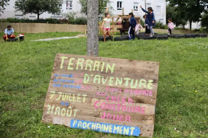 Le terrain d'aventures, pour un été ludique et d'expérimentations © Romain Boulanger pour Nantes Métropole.