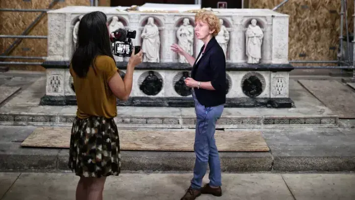 Valérie Godard, conservatrice régionale des monuments historiques à la DRAC, détaille l'opération de démontage du tombeau. © Romain Boulanger