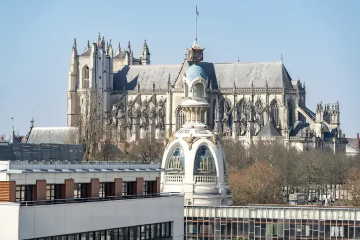 La tour LU devant la cathédrale de Nantes © Stephan Menoret