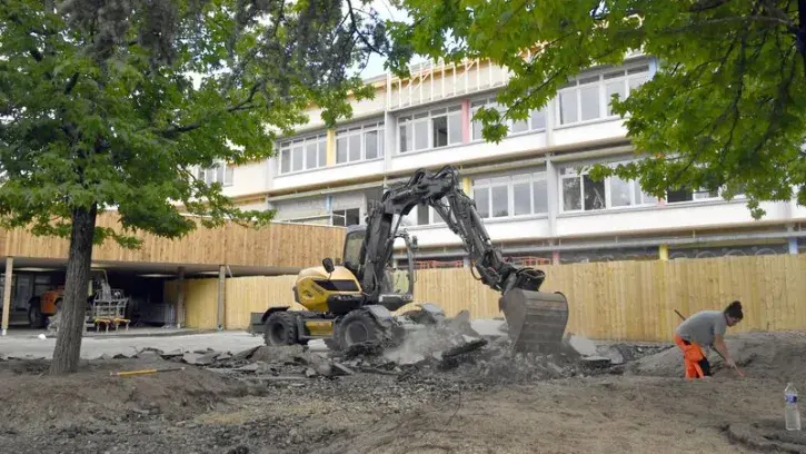 Les travaux se poursuivent avec la rénovation de la barre élémentaire et la création d'une deuxième extension qui accueillera le hall, l'antenne du conservatoire à rayonnement régional et les locaux administratifs. L'ensemble des aménagements sera livré a
