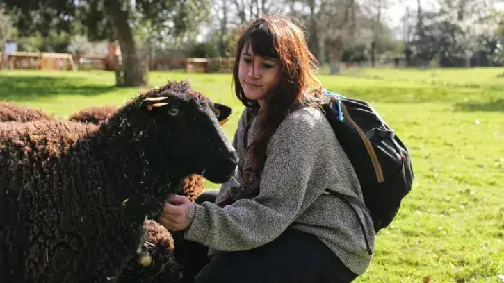 Déborah Biret est intervenante en médiation par l'animal et affirme que « les bergères et bergers sont les jardinières et jardiniers qui s'occupent d'eux tous les jours ! » © Romain Boulanger