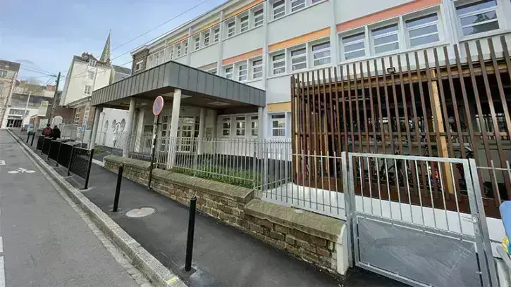 Le chantier a permis de réaliser un nouveau parvis abrité des intempéries à l'entrée de l'école élémentaire.