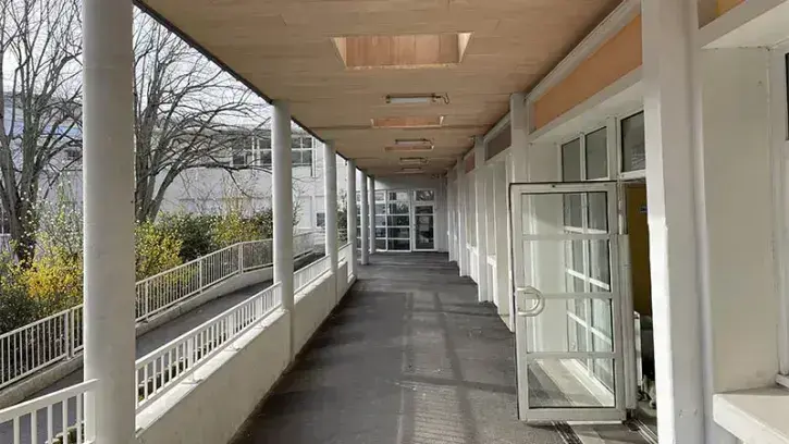Un nouveau préau facilite le cheminement des élèves jusqu'à la restauration scolaire.