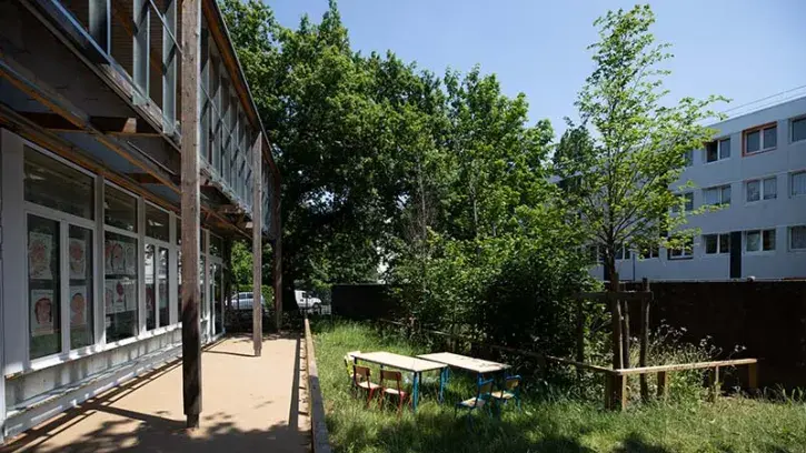 Les cours ont été remodelées pour faire la part belle à la nature. Dans les cours de l'école élémentaire, des espaces ont été débitumés et des classes en extérieur y ont été installées.